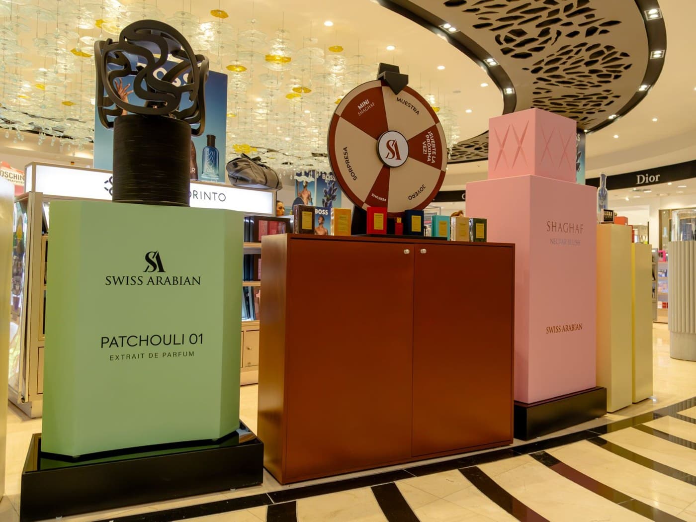 Exhibidor de perfumes Swiss Arabian con Patchouli 01 y Shaghaf