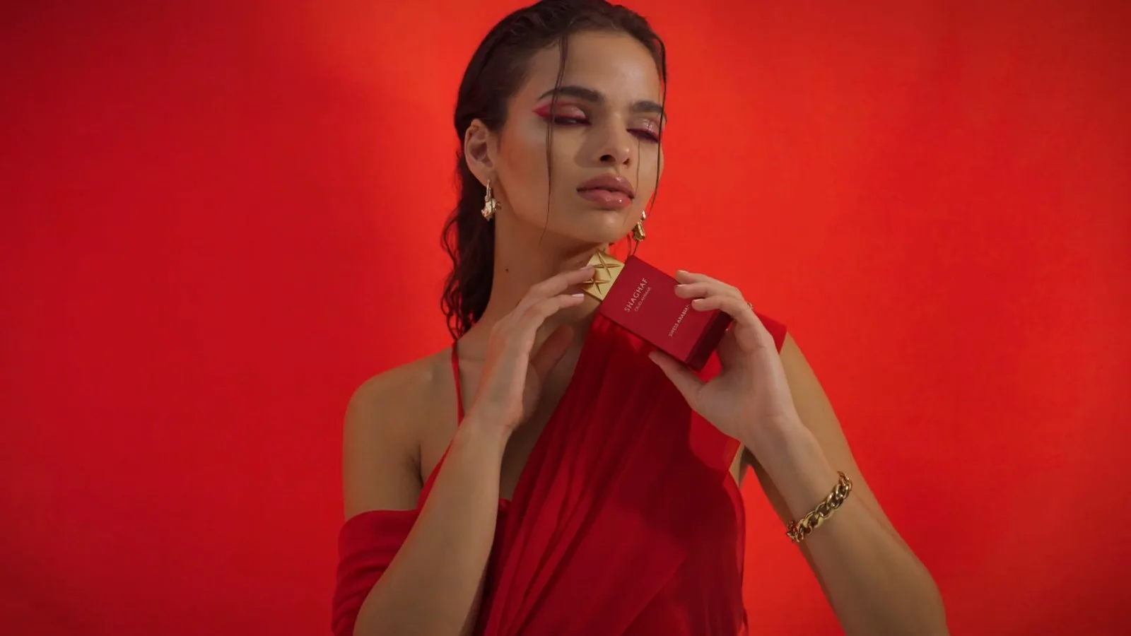 Shaghaf Oud Ahmar: la modelo y el frasco rojo en cortes rápidos